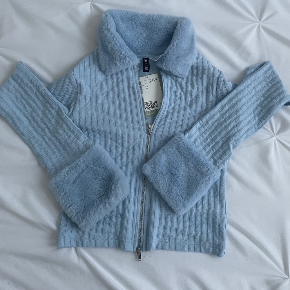 H&M zip up sweater - brand new with tags- size xs but fits a small top